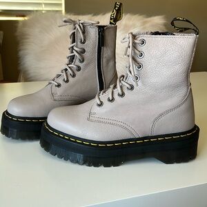 New Dr. Martens Jadon III taupe light clay color platform boots women’s 8